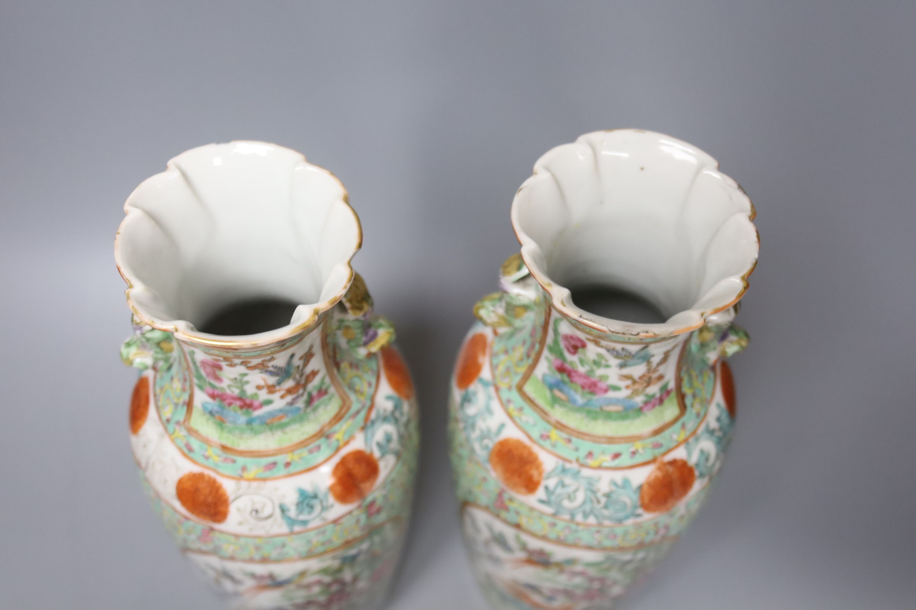 A pair of early 20th century Cantonese export famille rose vases, height 31cm, with a similar box and cover, 4cm diam